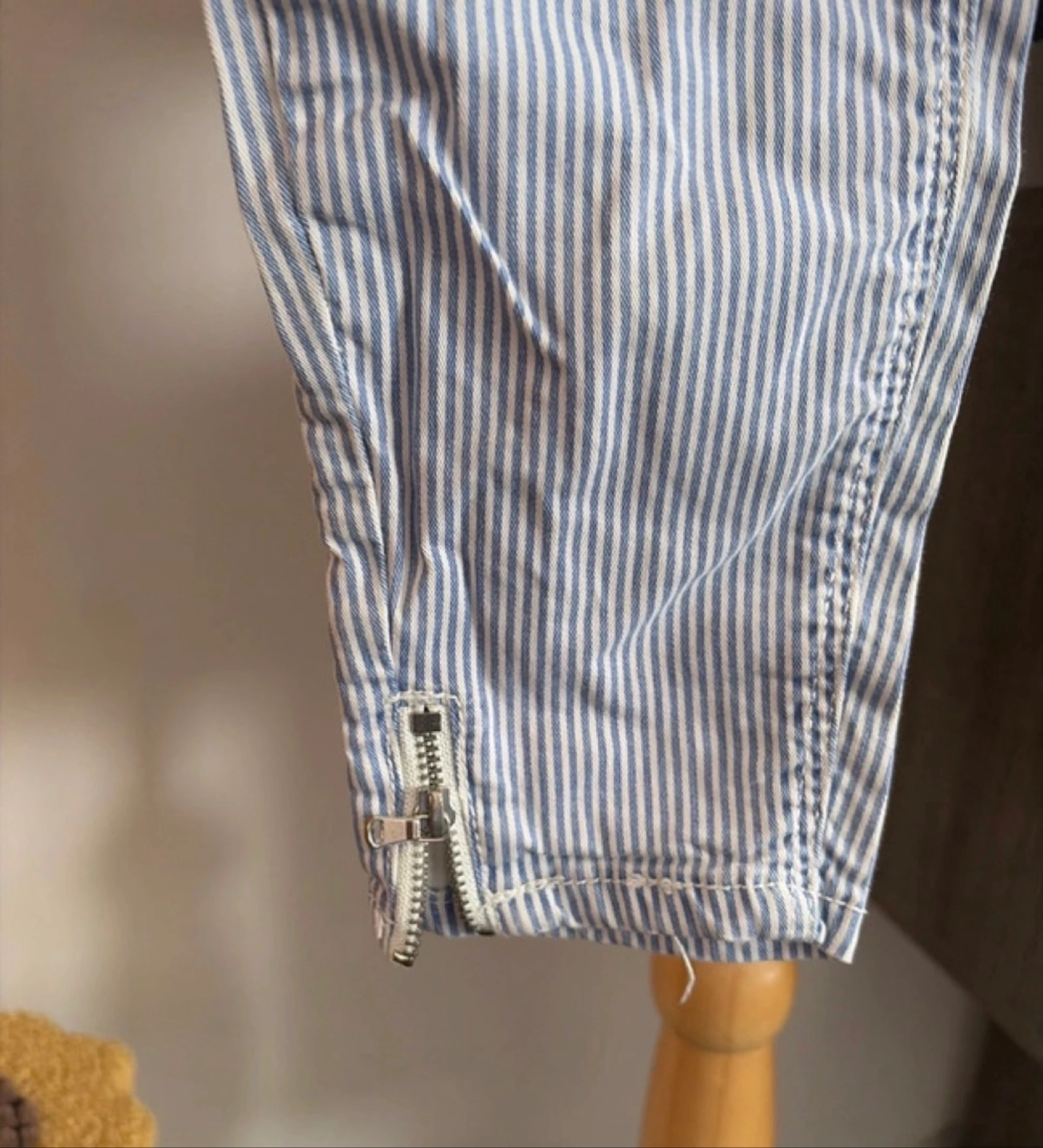 Pantalón slim de rayas finas azul y blanco 👖 – photo 3